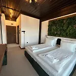 Hotel Leshten *